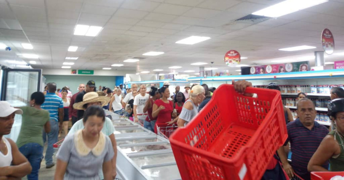 Colas para comprar pollo en Cuba (Imagen de Archivo) © CiberCuba