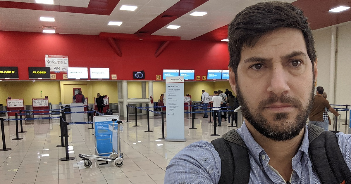 Claudio Fuentes, de Estado de Sats, en el aeropuerto. © Facebook/Claudio Fuentes