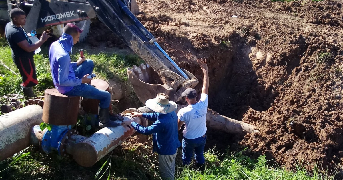 Reparación de conductora de 36 pulgadas en Pinar del Río. © Facebook / Empresa de Acueducto y Alcantarillado Pinar del Río