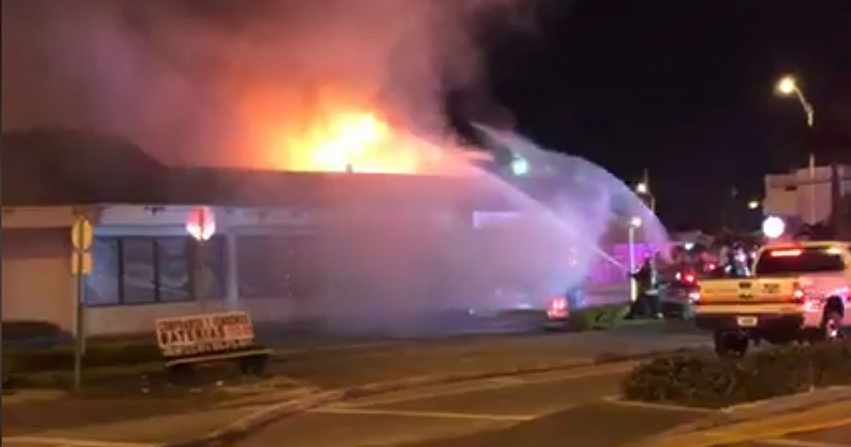 Restaurante "Montes de Oca" ardió en llamas este jueves © CiberCuba 