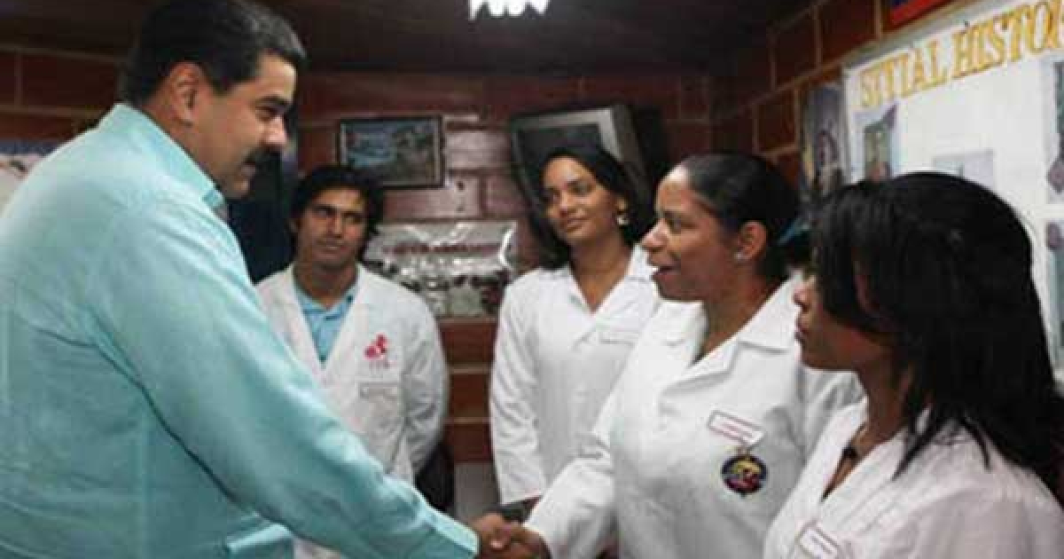 Médicos cubanos vigilados en Venezuela © Bohemia