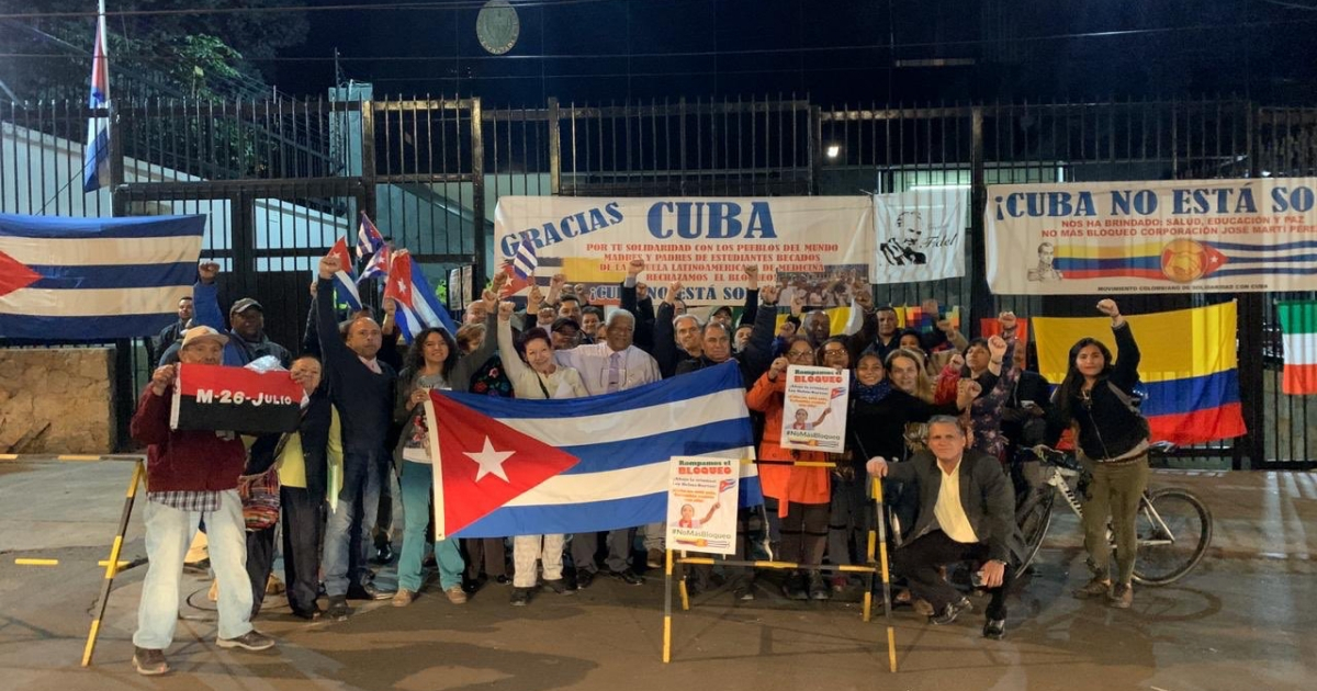 Simpatizantes del régimen, ante la Embajada de Cuba en Colombia. © Twitter / @Cubanamera_