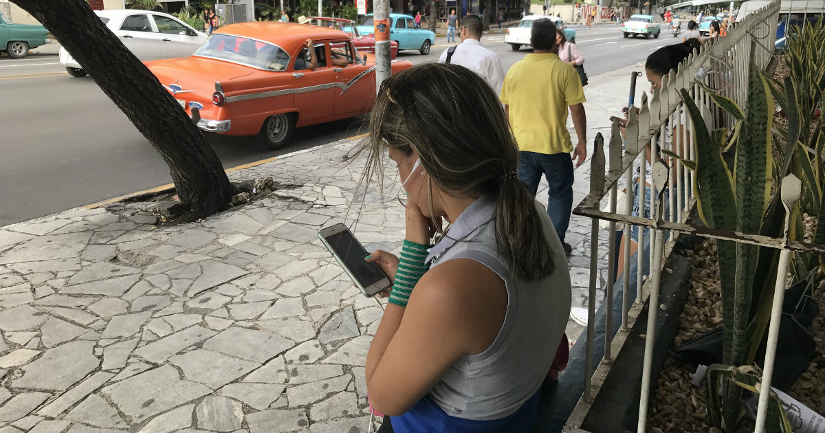 Mujer cubana conectada a internet © CiberCuba