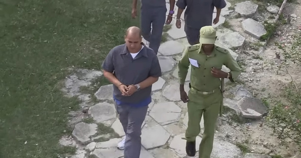 Reos y oficial del centro penitenciario Combinado del Este en La Habana (Imagen referencial) © Screenshot/Youtube/ afpes