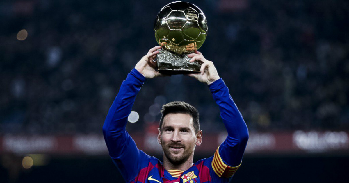 Leo Messi ofrece su sexto Balón de Oro al Camp Nou © Twitter / FC Barcelona