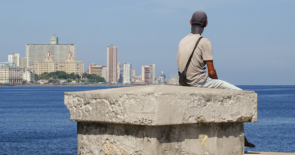 Cubano en el malecón de La Habana © CiberCuba