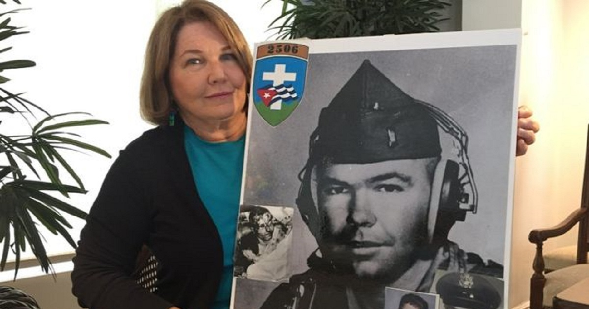Janet Ray Weininger con una imagen de su padre, el piloto Thomas "Pete" Ray. © BBC Mundo