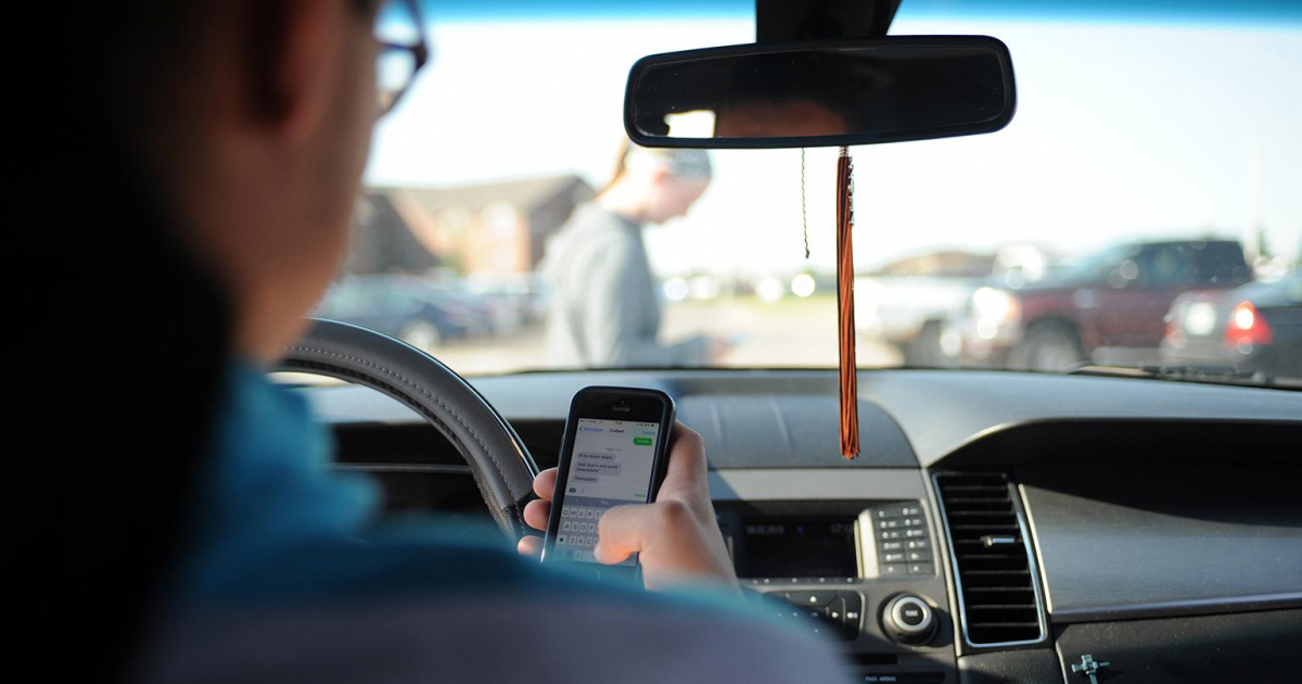 Conductor texteando mientras conduce © CiberCuba 