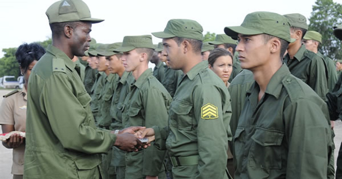 Jóvenes cubanos en el servicio militar obligatorio. © Cubadefensa