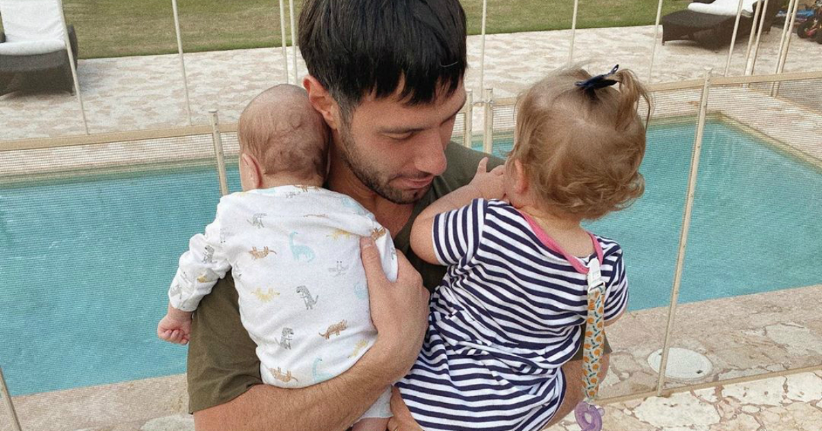 Jwan Yosef con los bebés © Instagram / Jwan Yosef