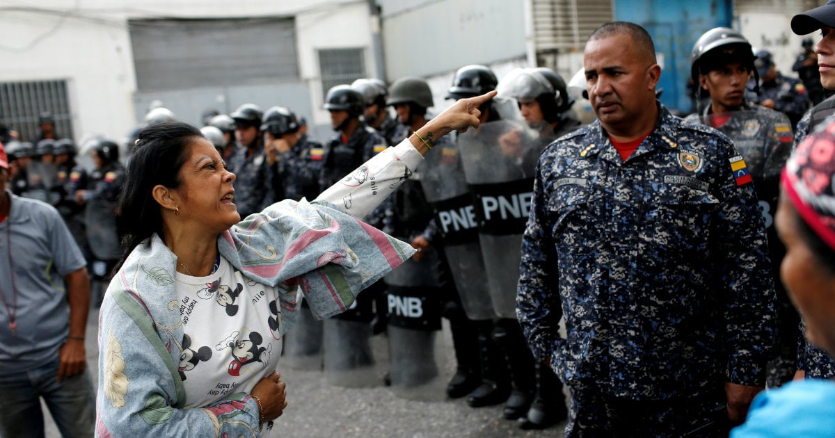 Mujer señala a un oficial de policía durante un motín de prisioneros en Caracas © Reuters / Manaure Quintero