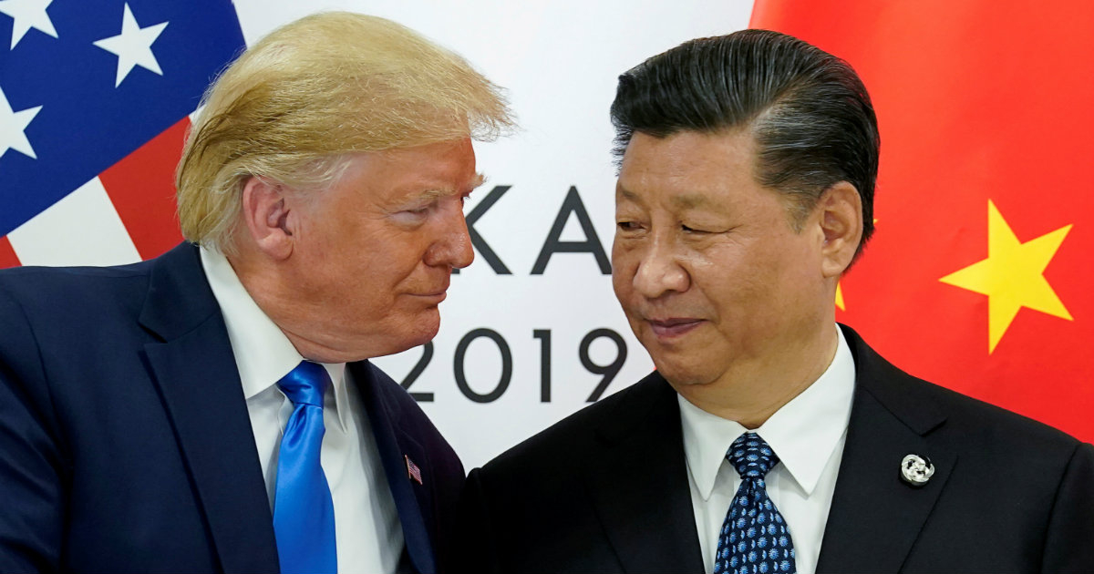 Donald Trump habla con el presidente de China, Xi Jinping © Reuters / Kevin Lamarque