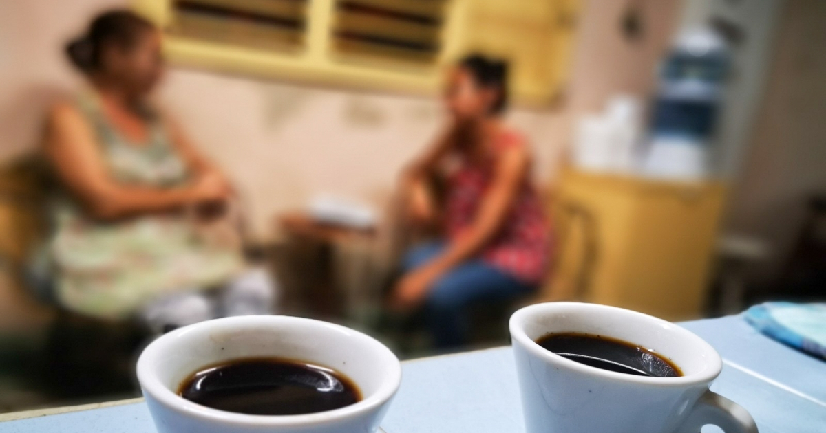 Cubanas hablando a la hora del café © CiberCuba / José Roberto Loo Vázquez 