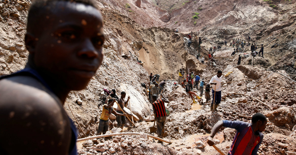 Trabajos en un pozo de la mina de coltán cerca de la ciudad de Rubaya © Reuters / Baz Ratner