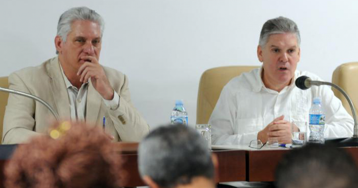Miguel Díaz-Canel junto al ministro de Economía, Alejandro Gil © Granma