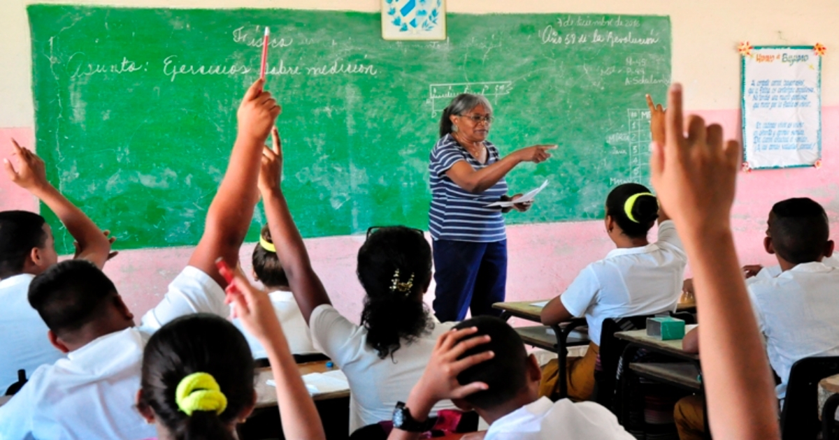 Una profesora en un aula de Cuba. (imagen de referencia) © ACN