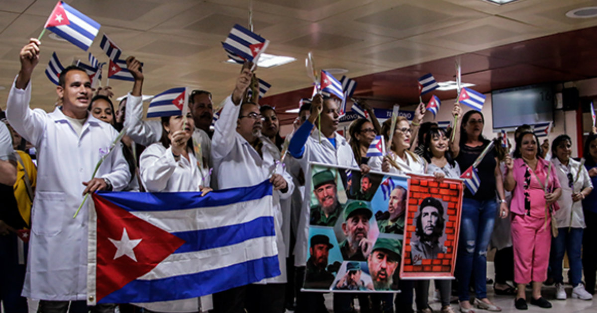 Médicos cubanos tras su llegada de Bolivia © Cubadebate