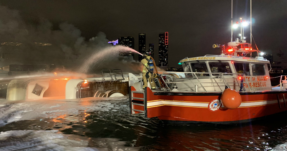 Imagen del incendio del yate de Miami © Twitter / City of Miami Fire