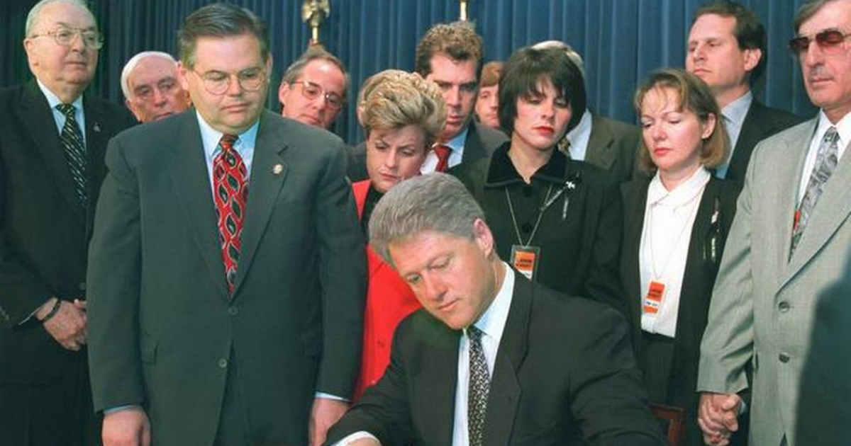 Clinton firmando ley Helms-Burton © CiberCuba