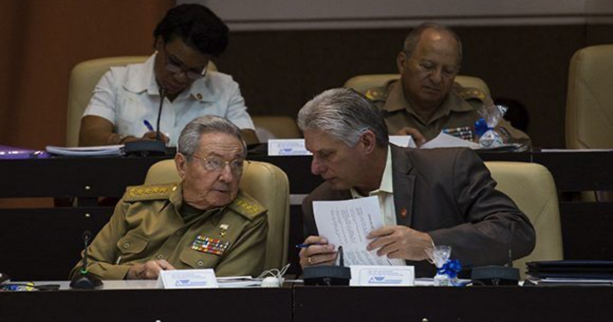 Raúl Castro y Miguel Díaz-Canel. (imagen de archivo) © Cubadebate / Irene Pérez