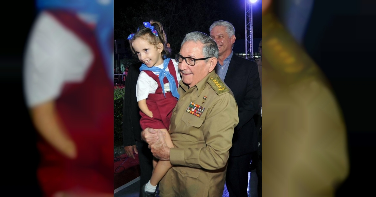 Raúl Castro Ruz con niña discapacitada © Granma