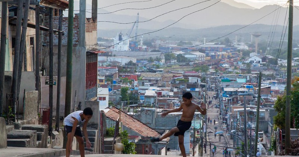 Niños juegan en la calle © Foto de CiberCuba