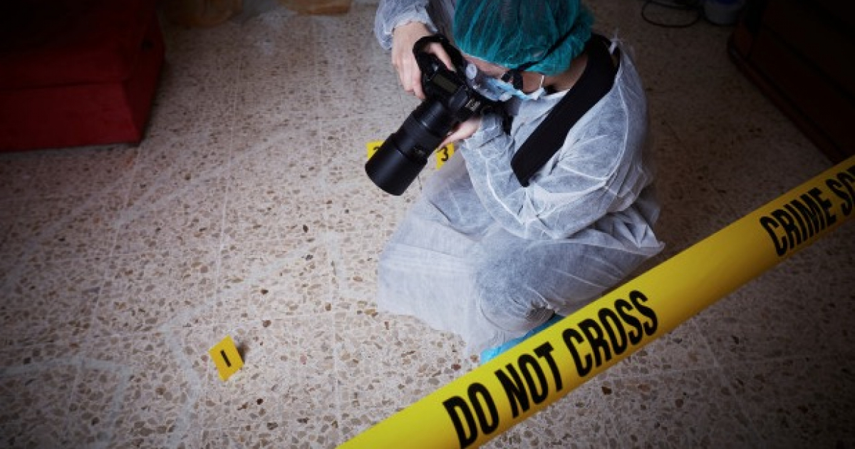 Médico forense en una escena de crimen © Free Pictures