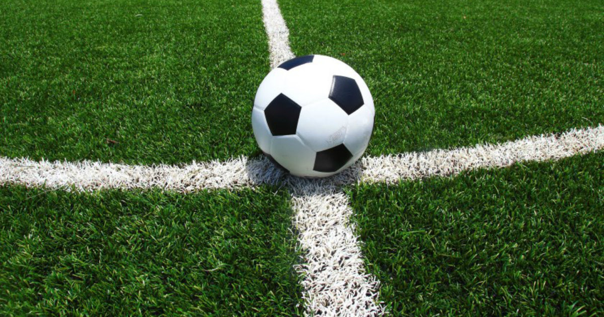 Pelota en un campo de fútbol © Pixabay