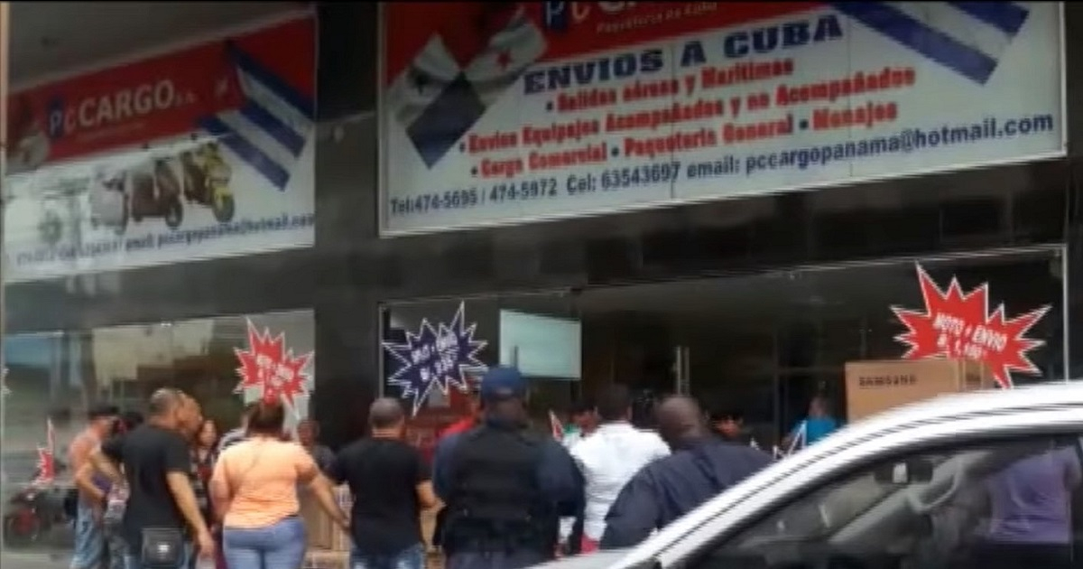 Cubanos frente a un mercado en la Zona Libre de Colón © Screenshot/Youtube