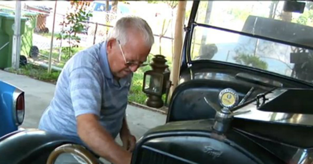 El mecánico cubano Mario Llorens trabaja en uno de sus autos © Captura de vídeo / América Tevé
