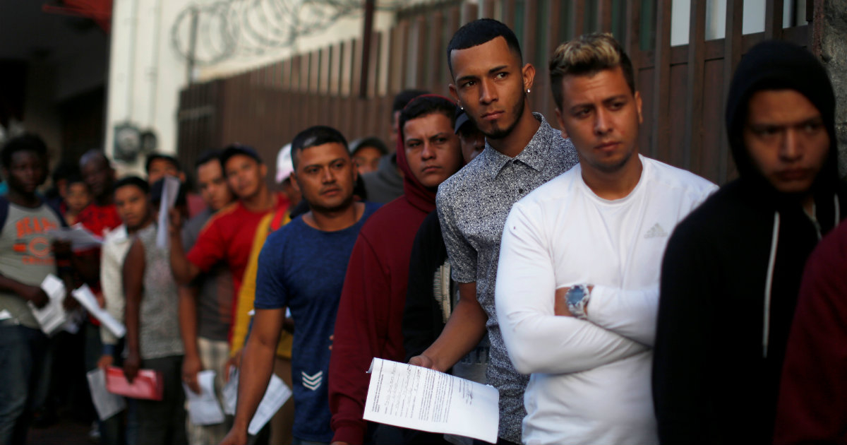 Cubanos esperando ser atendidos por la Comisión Mexicana de Ayuda a Refugiados (COMAR) © Reuters /Jose Cabezas