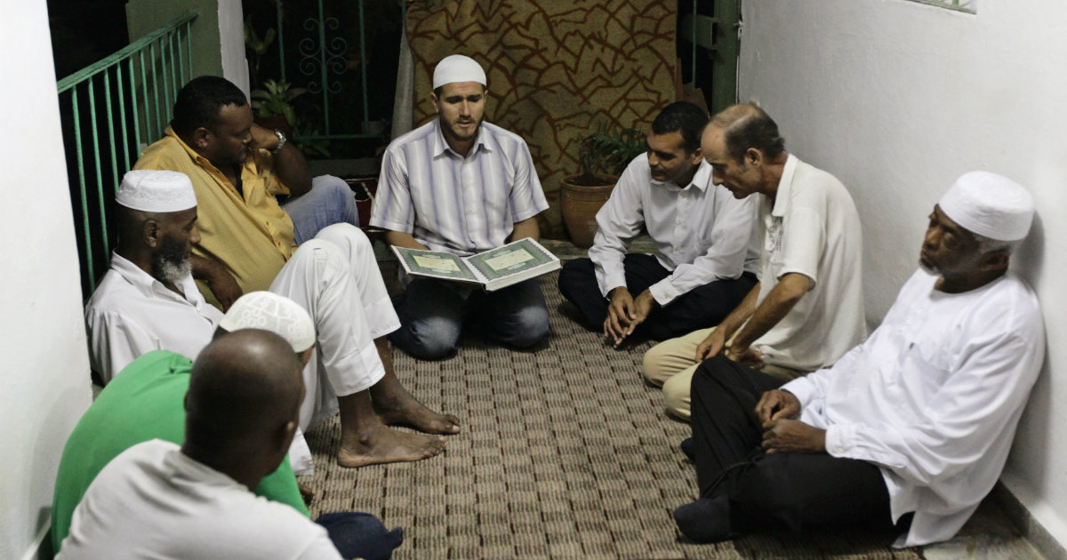 Musulmanes cubanos escuchan versos del Corán durante el Ramadán en La Habana © REUTERS / Desmond Boylan (Archivo)