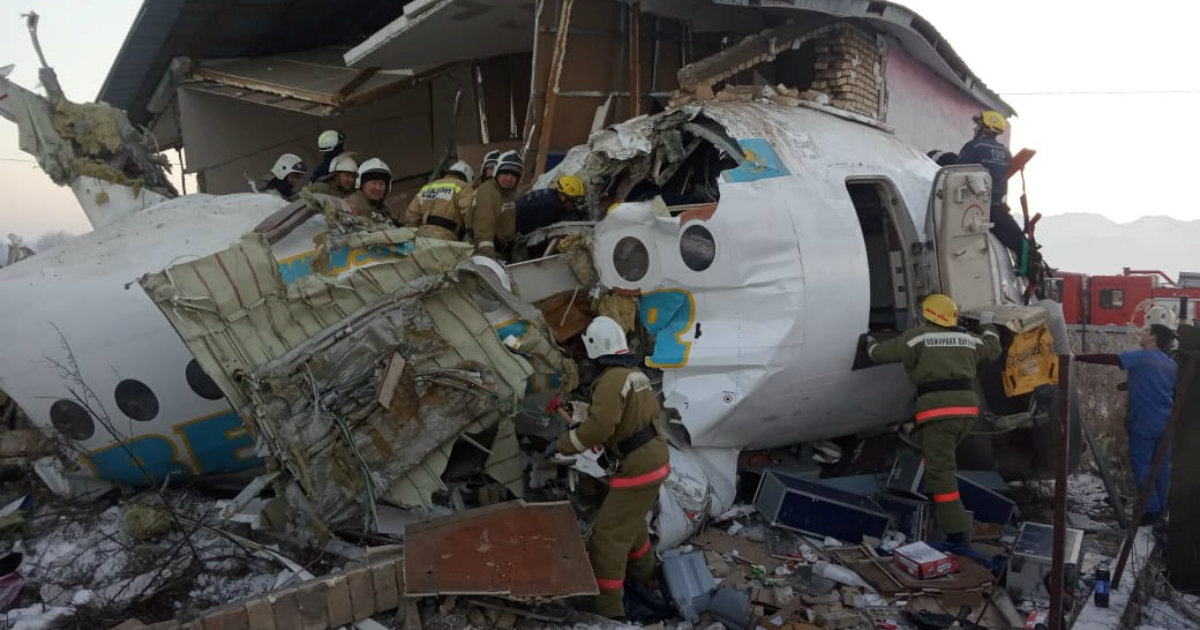 Personal de emergencia en el lugar del accidente aéreo, cerca de Almaty © Reuters