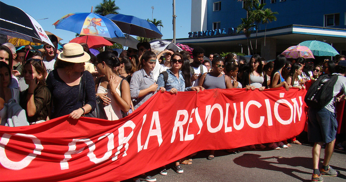Estudiantes de la FEU en marcha por la Revolución © CiberCuba