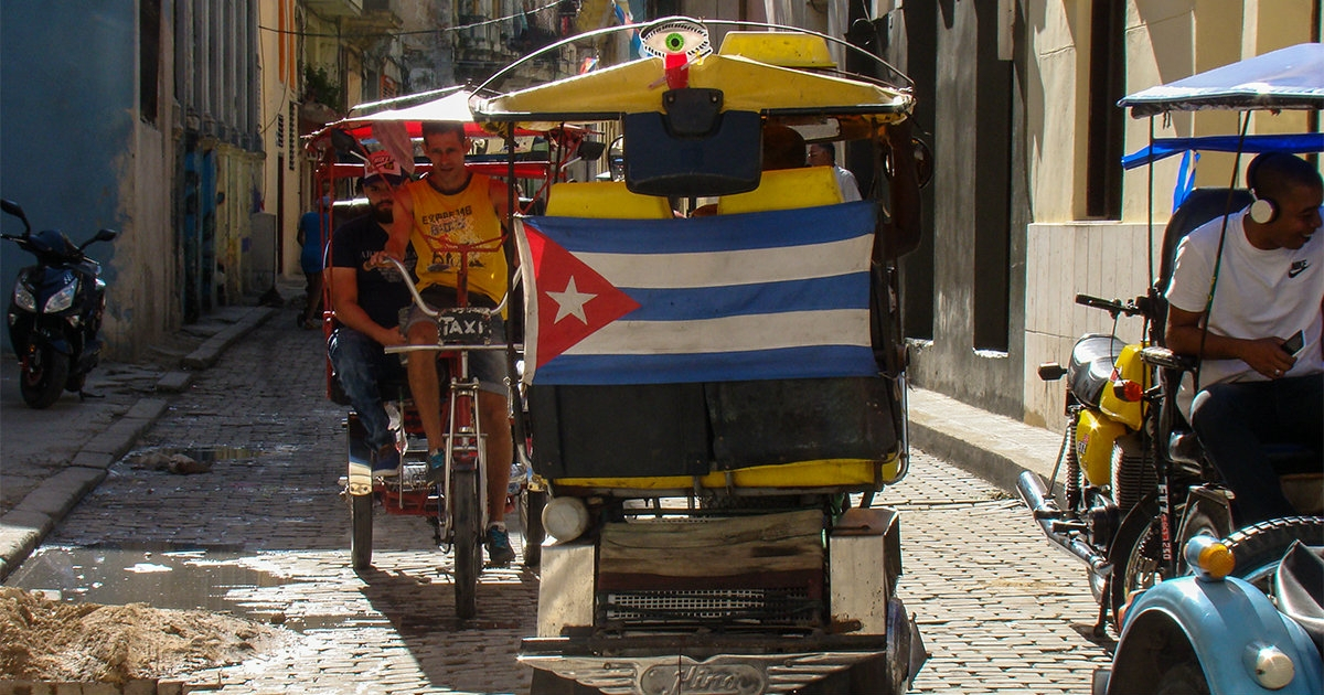 Una bandera en un bicitaxi. (imagen de referencia) © CiberCuba