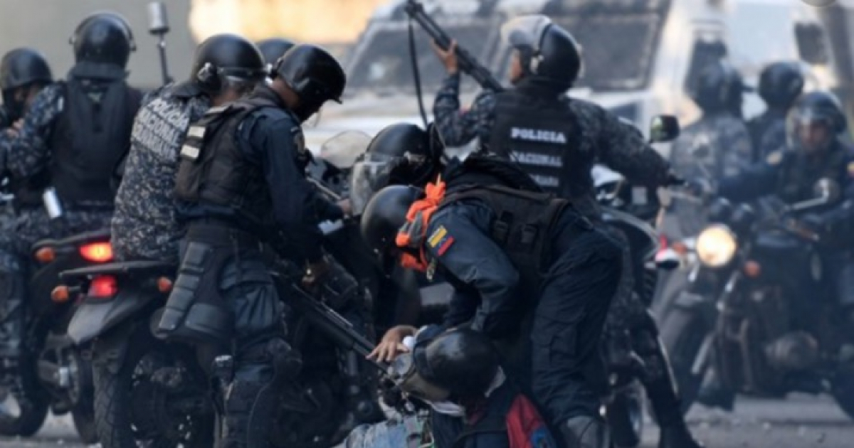 Policía Nacional Bolivariana reprimiendo civiles © LMNeuquen