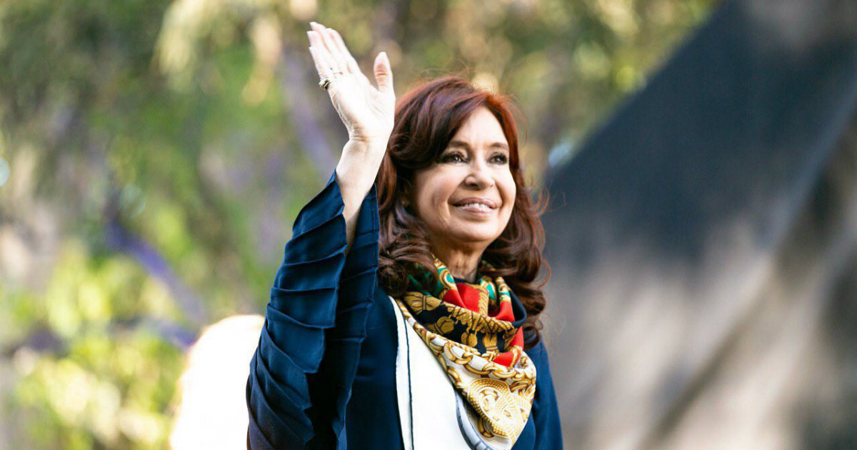 Cristina Fernández de Kirchner saluda durante un acto público © Twitter / Cristina Fernández