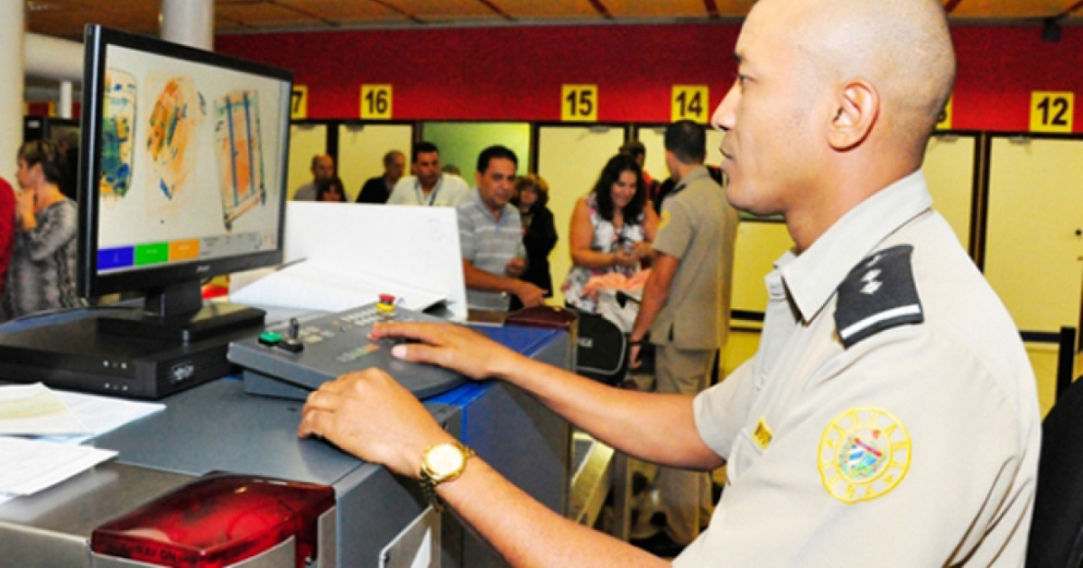 Inspector de aduanas cubano revisa el contenido de los equipajes © Agencia Cubana de Noticias