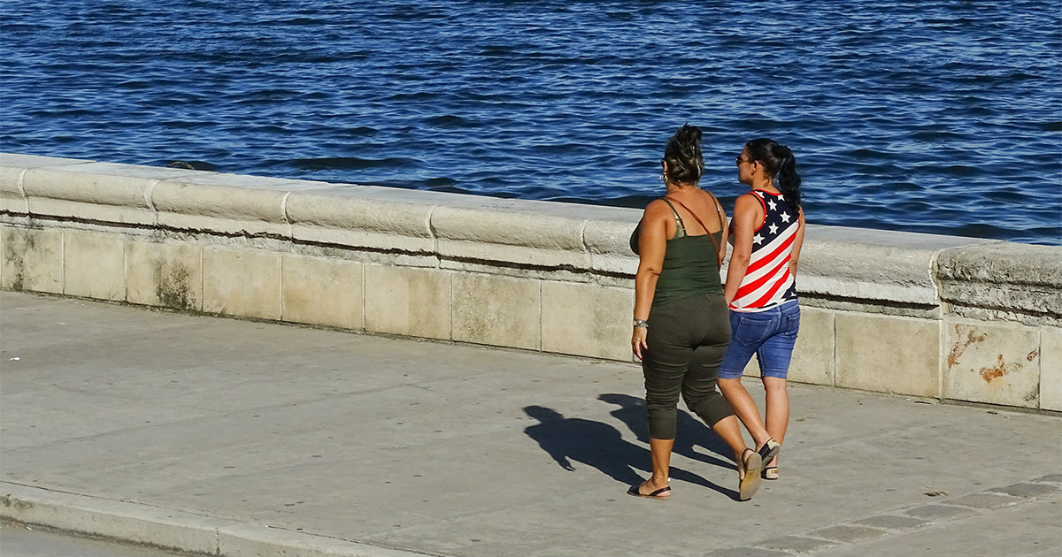 Mujeres cubanas por Malecón © CiberCuba