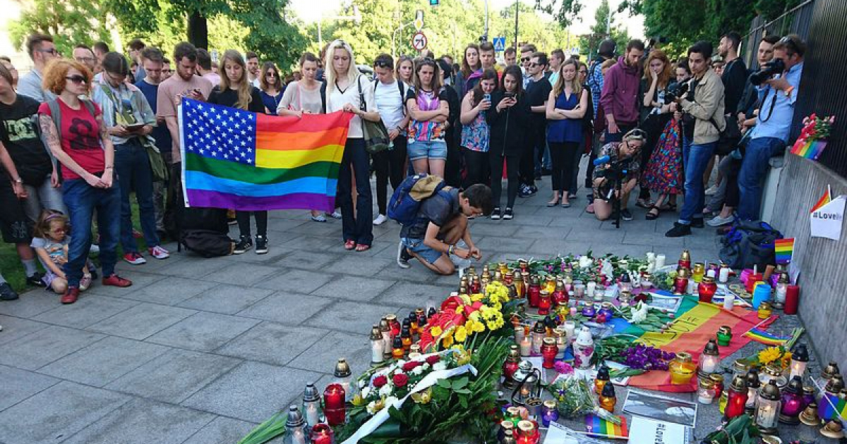 Homenaje a las víctimas del tiroteo en el club nocturno gay Pulse, en Orlando © Wikimedia Commons