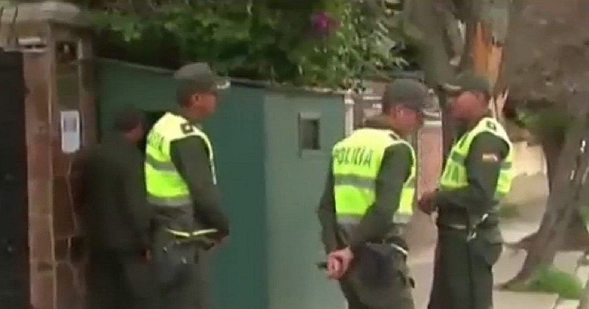 Policía boliviana a la entrada de la embajada de México en La Paz © Screenshot/Telemundo