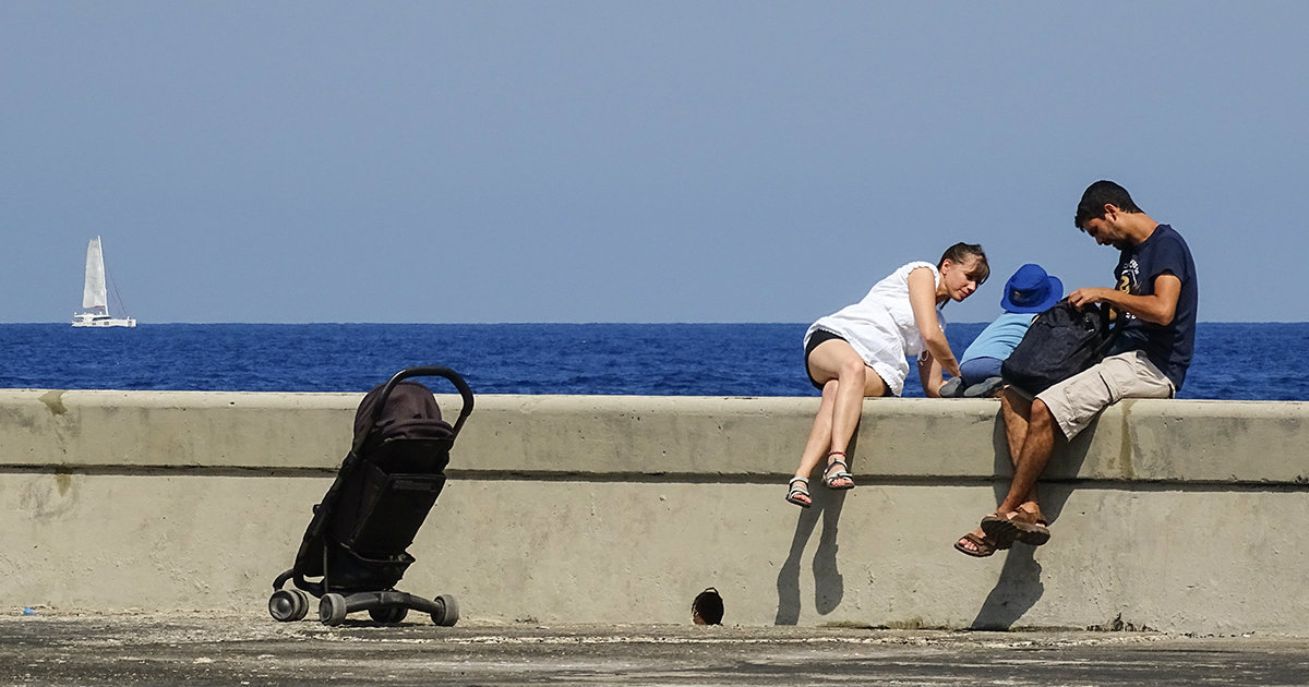 Familia cubana en el malecón © CiberCuba