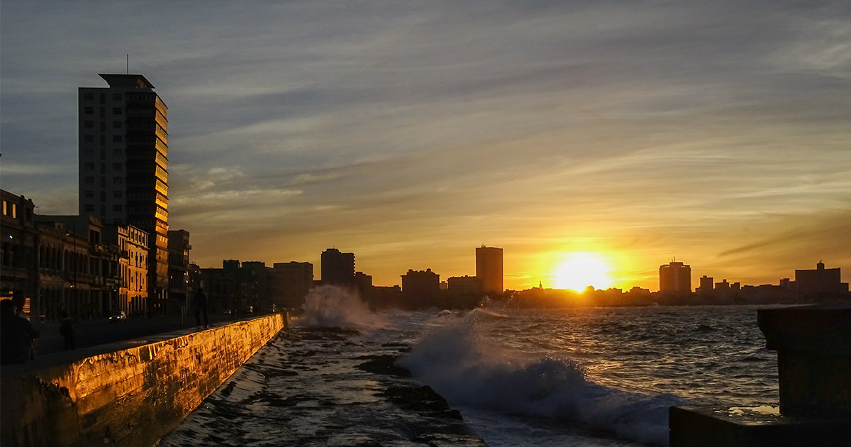 Puesta del sol en el Malecón de La Habana © CiberCuba