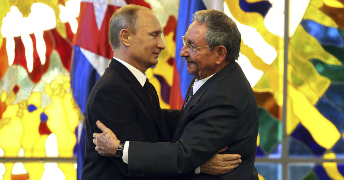Vladímir Putin y Raúl Castro. (imagen de archivo) © REUTERS / Alejandro Ernesto