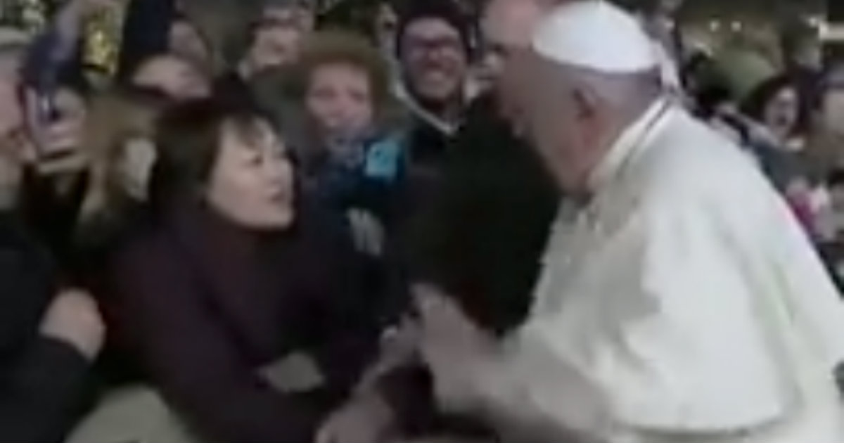 Papa Francisco muestra su enojo con una mujer en el Vaticano © 
