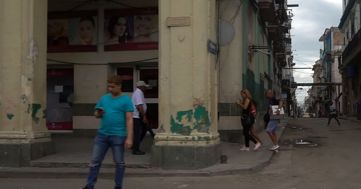 La llegada de la tecnología 3G generó cambios en el contexto cubano © Screenshot/Youtube/BBC Stories