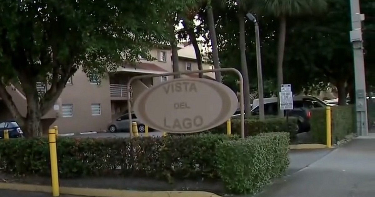 El complejo de apartamentos Vista del Lago, en Hialeah, donde se produjeron los hechos © Screenshot/Univision