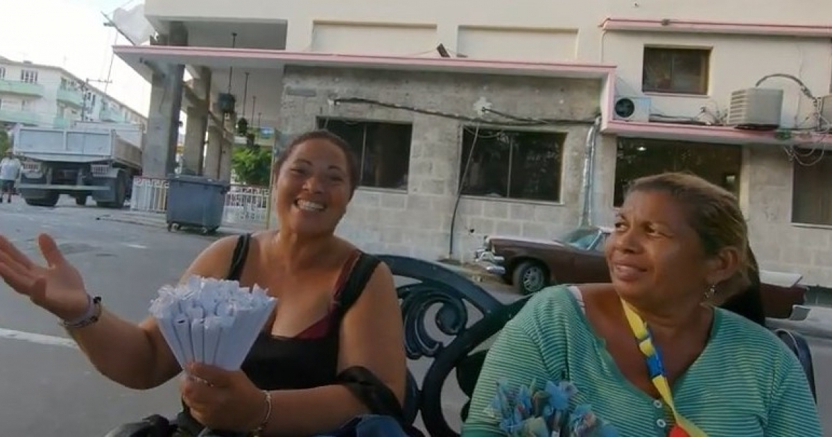 Dos mujeres venden maní en el Vedado © Captura de video en youtube