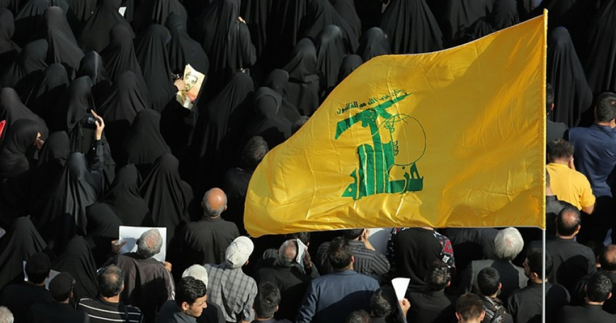 Bandera de Hezbolá en el entierro de un iraní decapitado por EI. (Imagen referencial) © Wikimedia Commons