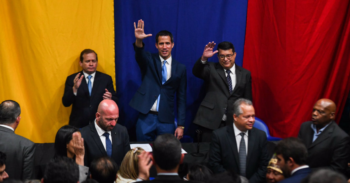 Juan Guaidó saluda tras ser reelegido como presidente de la Asamblea Nacional © Twitter / Juan Guaidó